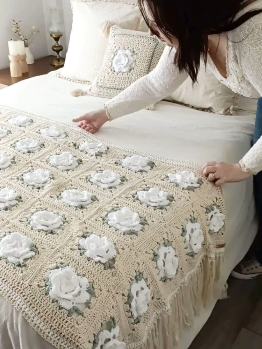 Manta ROSES 0.75x1.80 más Flecos o Borlas- con Flores blancas- DISPONIBLE